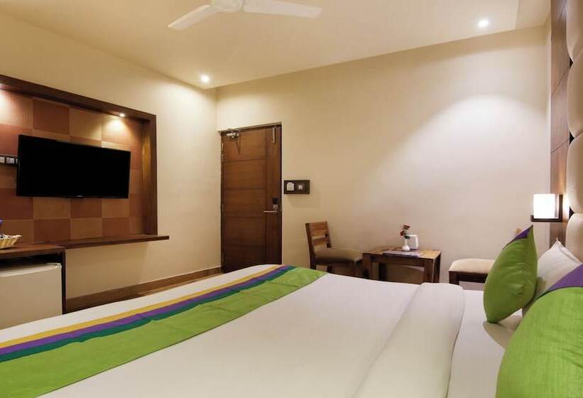 اتاق لوکس, Treebo Punjabi Nature Residency, Near Faridabad Railway Station