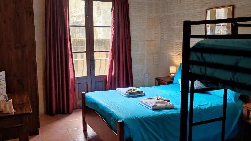 اتاق خانوادگی, Grotto's Paradise B&b