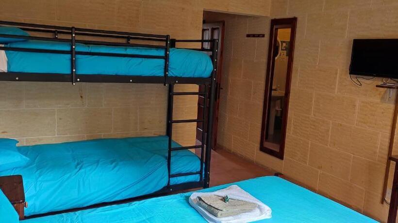 اتاق خانوادگی, Grotto's Paradise B&b