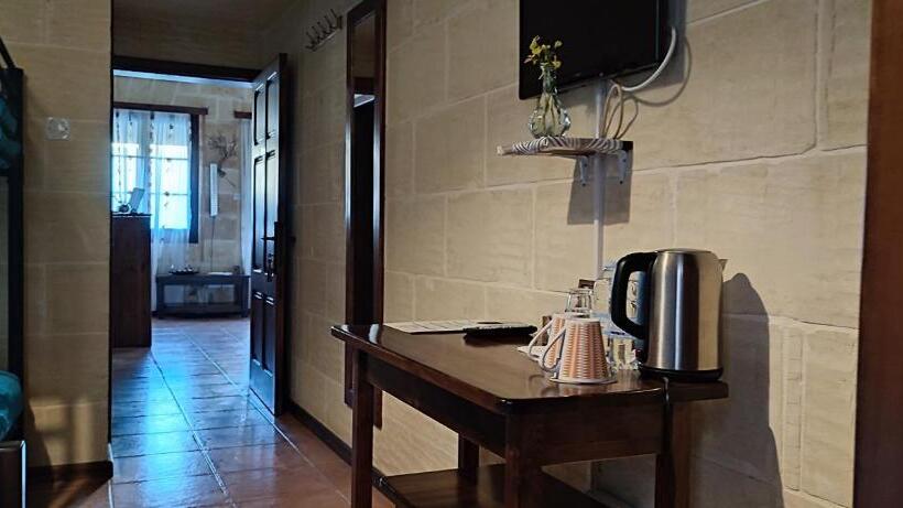 اتاق خانوادگی, Grotto's Paradise B&b