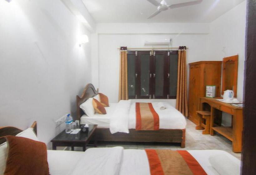 اتاق استاندارد با بالکن, Chitwan Park Village