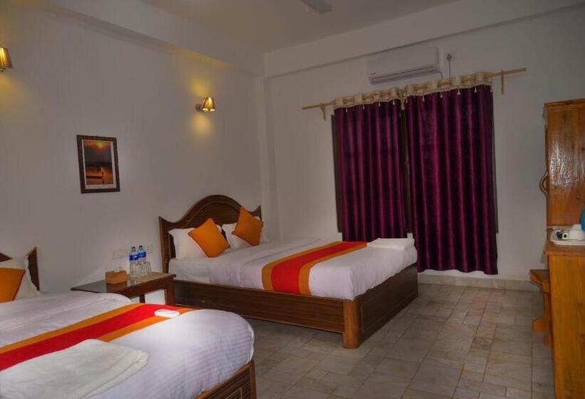 اتاق استاندارد سه تخته با چشم‌انداز باغ, Chitwan Park Village