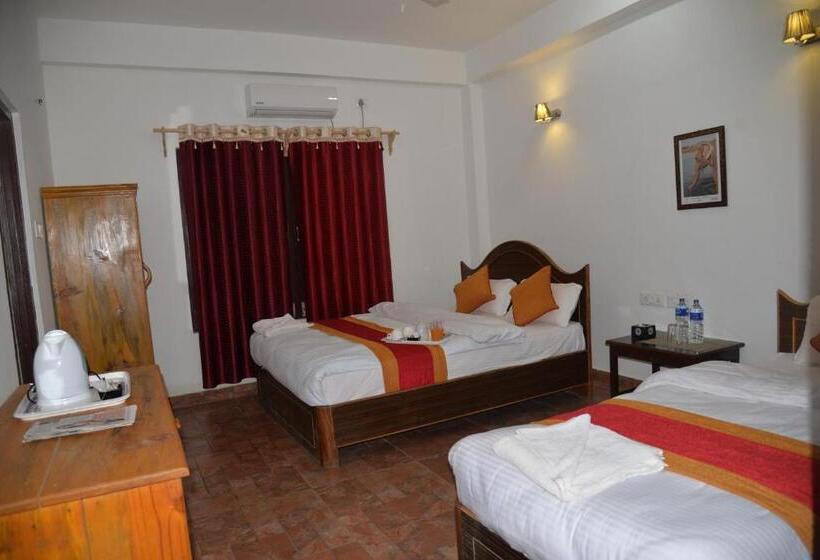 اتاق استاندارد سه تخته با چشم‌انداز باغ, Chitwan Park Village