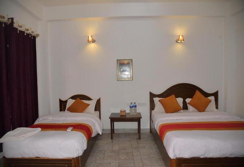اتاق استاندارد سه تخته با بالکن, Chitwan Park Village