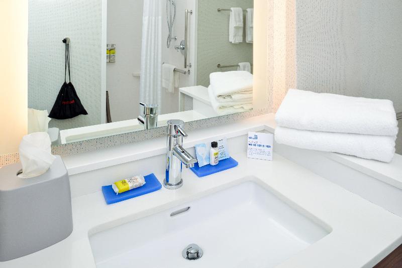 اتاق استاندارد با تخت بزرگ برای معلولان, Holiday Inn Express & Suites   Elko, An Ihg