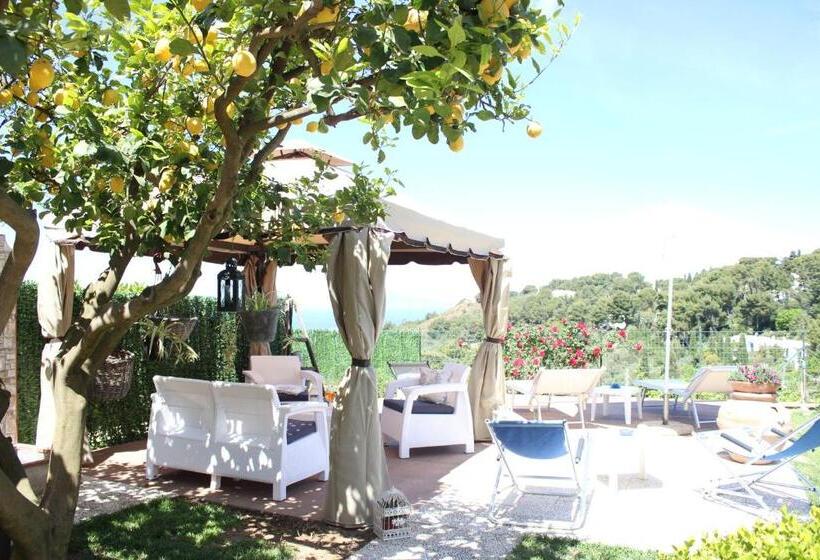 اتاق لوکس با بالکن و چشم‌انداز دریا, B&b Villa Cristina
