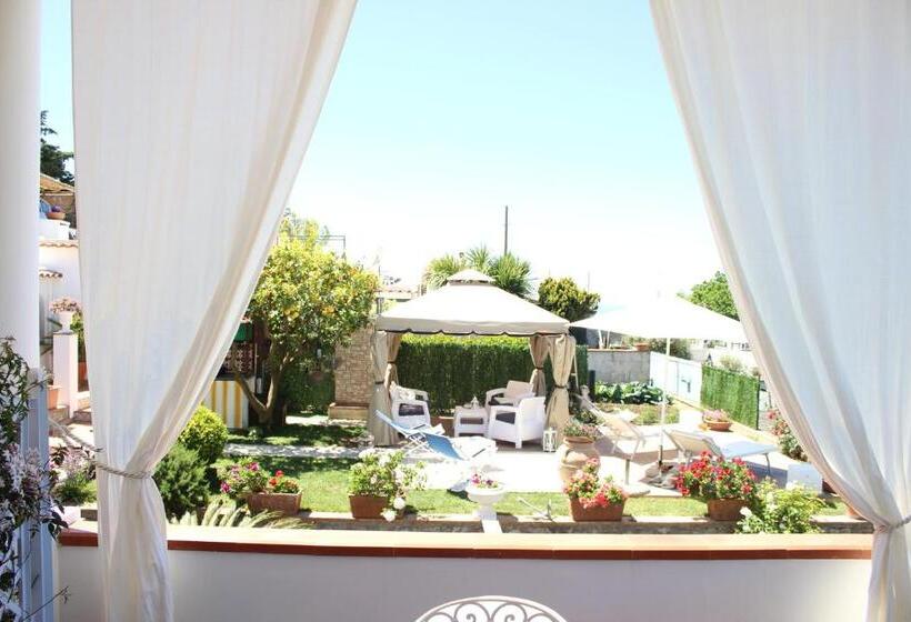 اتاق لوکس با بالکن و چشم‌انداز دریا, B&b Villa Cristina