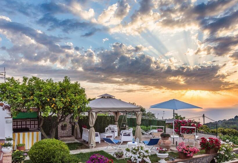 اتاق لوکس با بالکن و چشم‌انداز دریا, B&b Villa Cristina