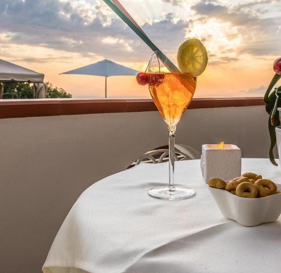 اتاق لوکس با بالکن و چشم‌انداز دریا, B&b Villa Cristina