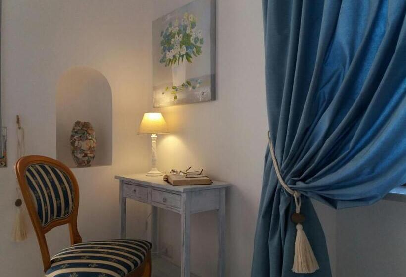 اتاق لوکس با بالکن و چشم‌انداز دریا, B&b Villa Cristina