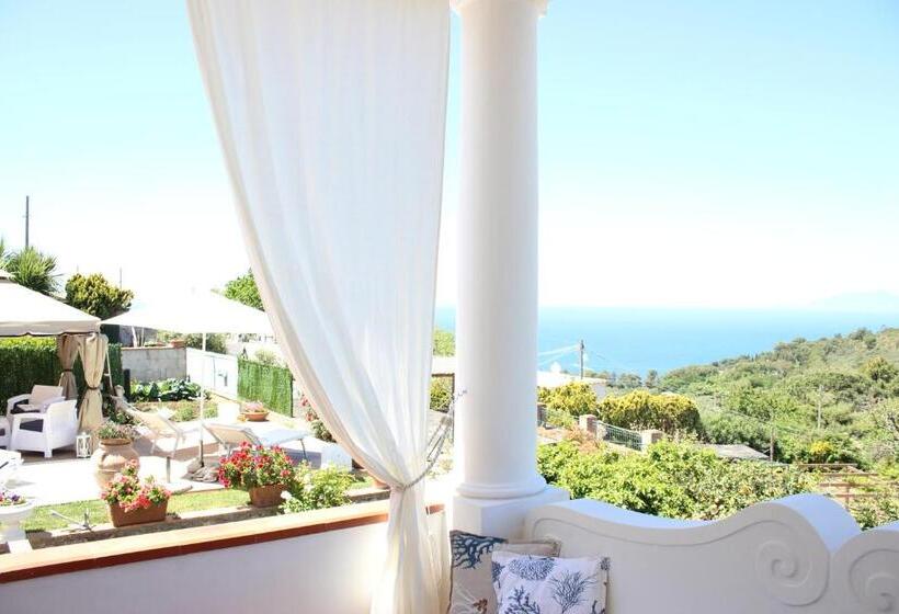 اتاق لوکس با بالکن و چشم‌انداز دریا, B&b Villa Cristina