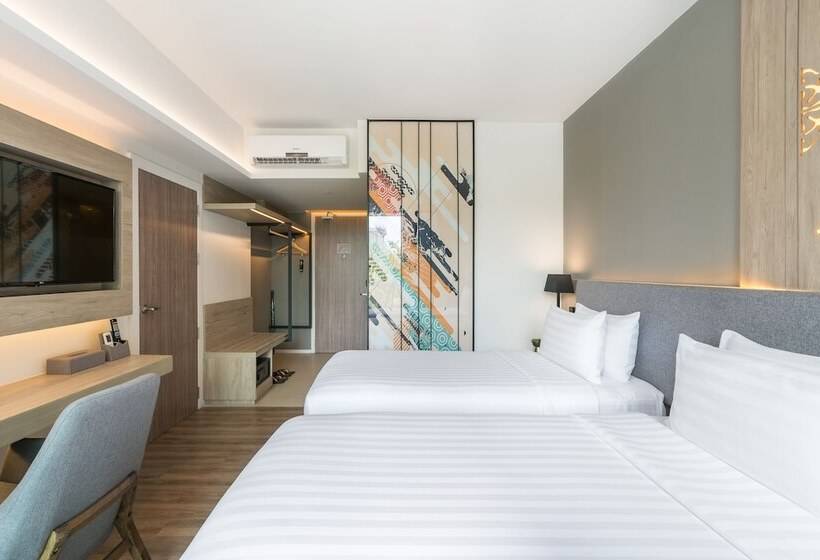 带泳池观景的豪华房, Amber Pattaya