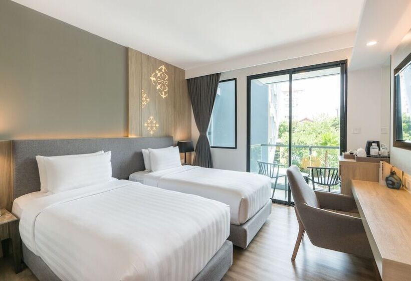 带泳池观景的豪华房, Amber Pattaya