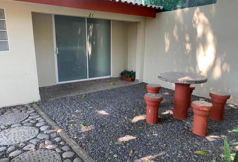 بانگلوی استاندارد, Y Restaurante Rincón Familiar