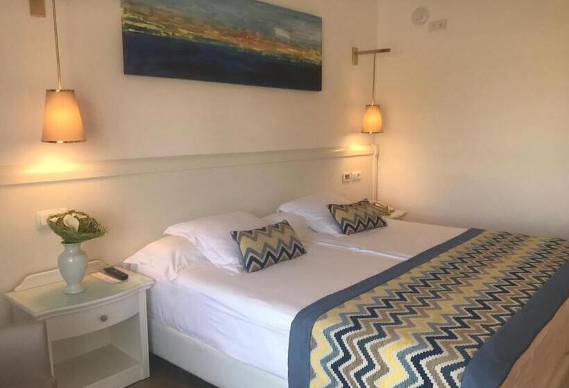 اتاق اساندارد با چشم‌انداز جانبی به دریا, Coronado Thalasso & Spa