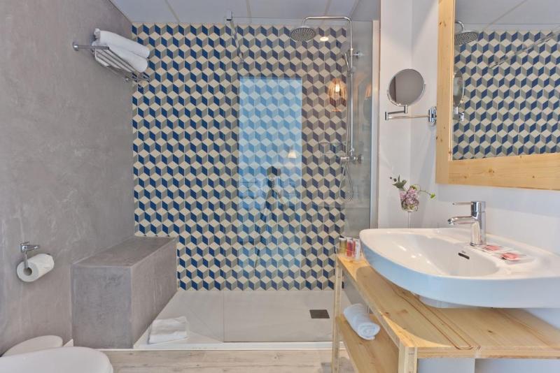 اتاق استاندارد با چشم‌انداز استخر, Fergus Club Pineda Splash