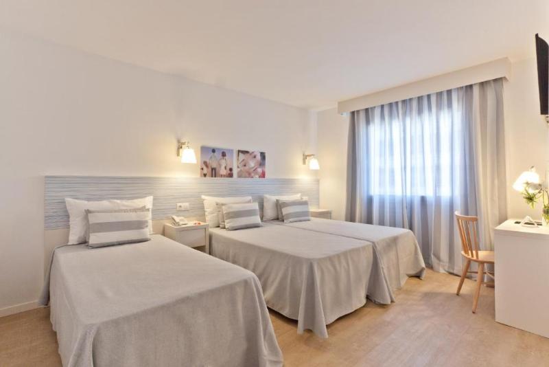 اتاق استاندارد سه تخته با چشم‌انداز استخر, Fergus Club Pineda Splash
