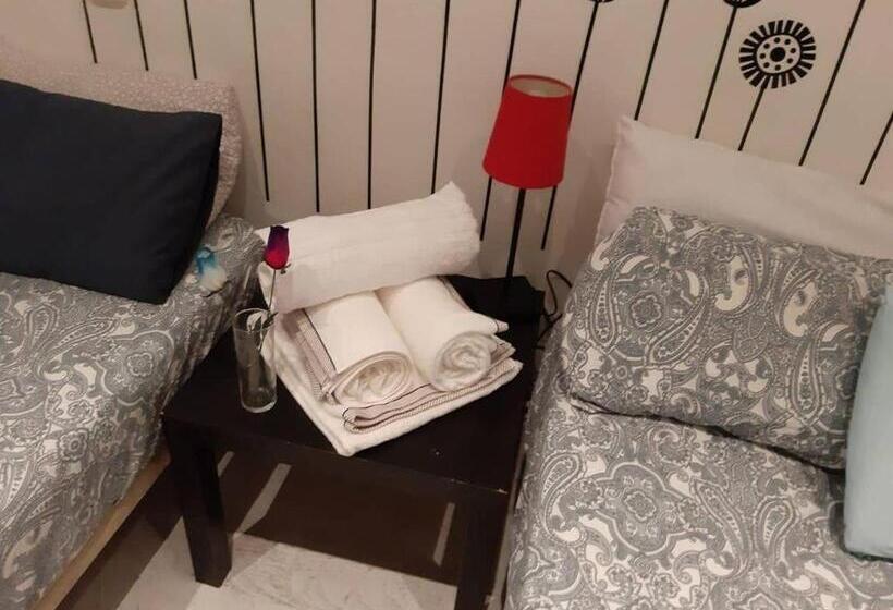 Economy Triple Room, Arta