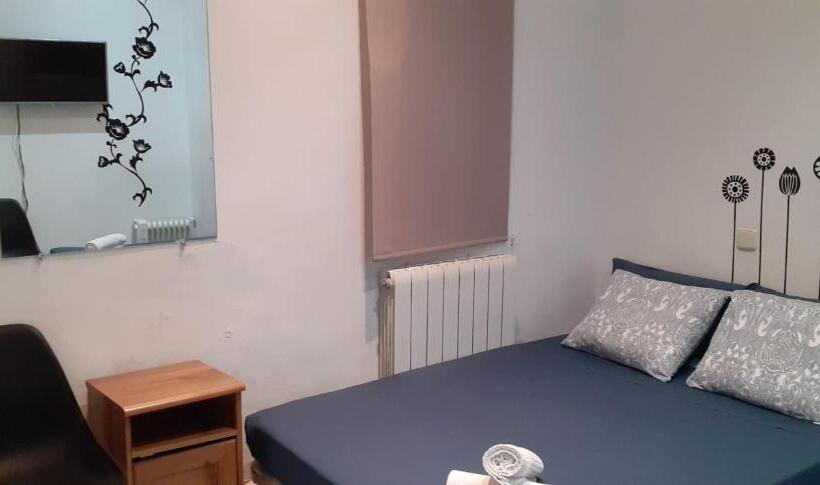 Economy Triple Room, Arta