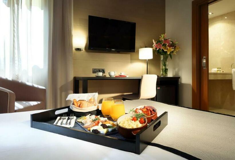 Habitación Triple Estándar, Exe Rey Don Jaime