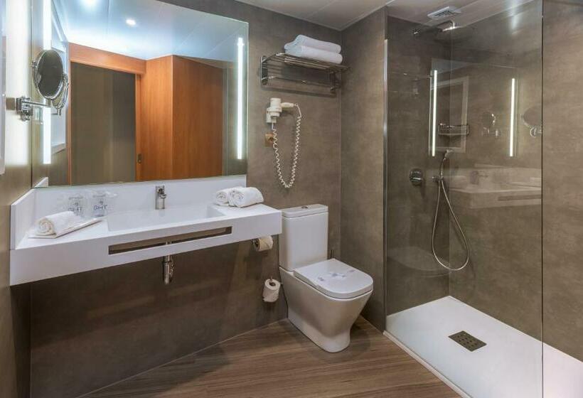 اتاق استاندارد سه نفره, Ght Aquarium & Spa