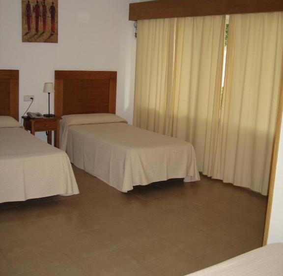 Standard Quadruple Room, Residencia Miami