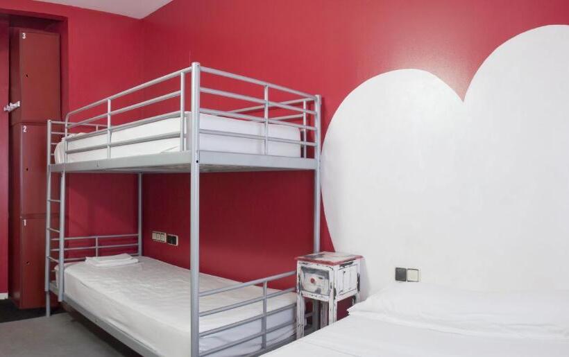 اتاق استاندارد سه نفره, Albergue Revolutum Hostel