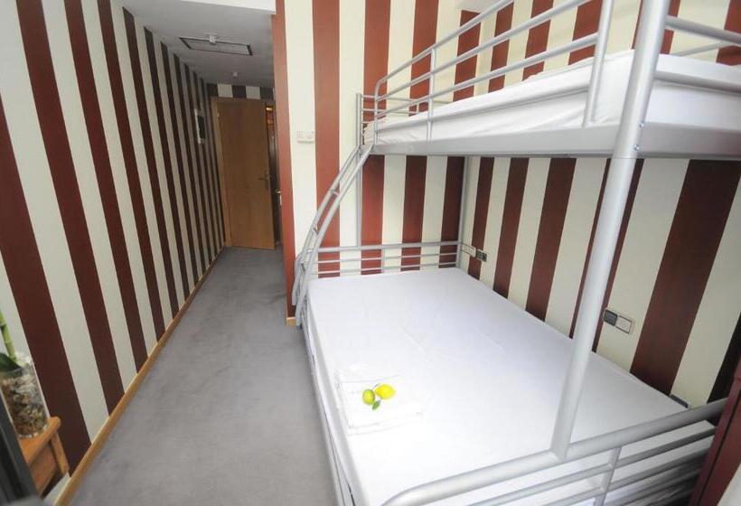 اتاق استاندارد سه نفره, Albergue Revolutum Hostel