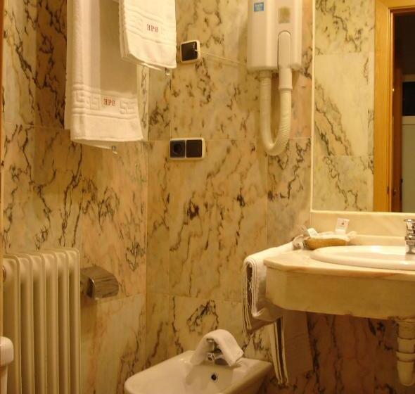 اتاق استاندارد چهار تخته, Albergue Revolutum Hostel
