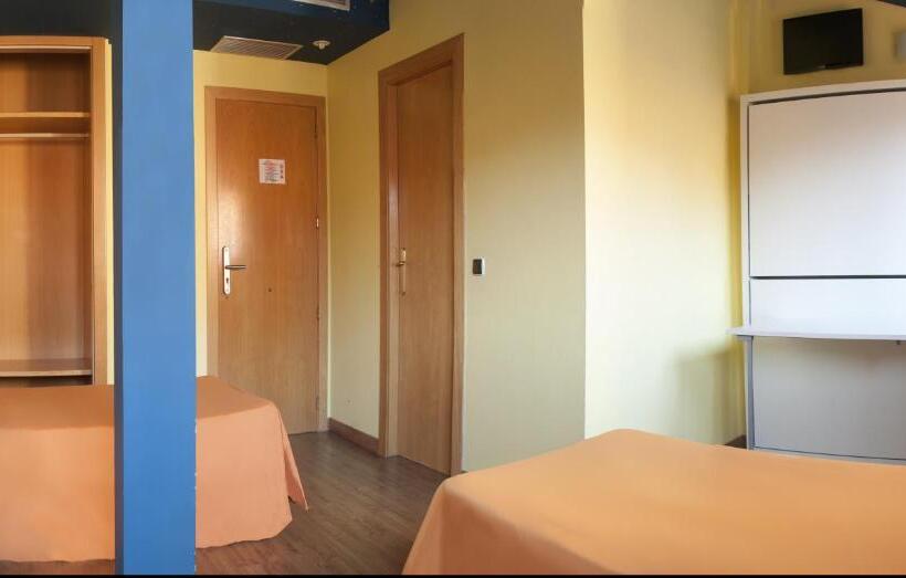اتاق پنج‌تخته استاندارد, Albergue Revolutum Hostel
