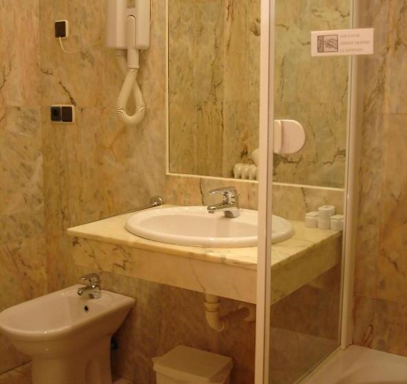 اتاق پنج‌تخته استاندارد, Albergue Revolutum Hostel