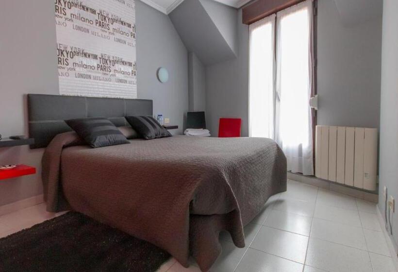 Comfort room with balcony, Pensión La Mar