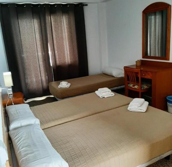 חדר קלאסי לארבעה, Hostal Tierramar