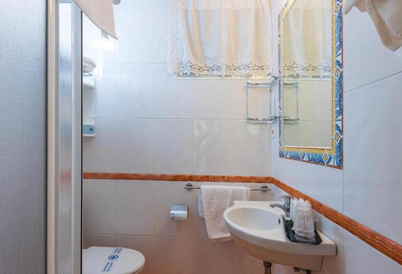 Номер Стандарт Трехместный, Hostal Chelsea