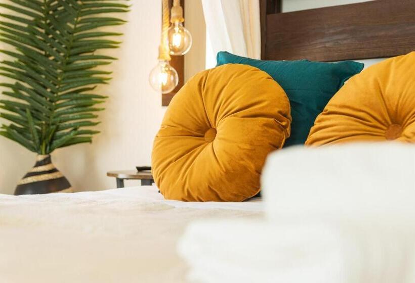 Номер Стандарт с Балконом, Hostal Chelsea