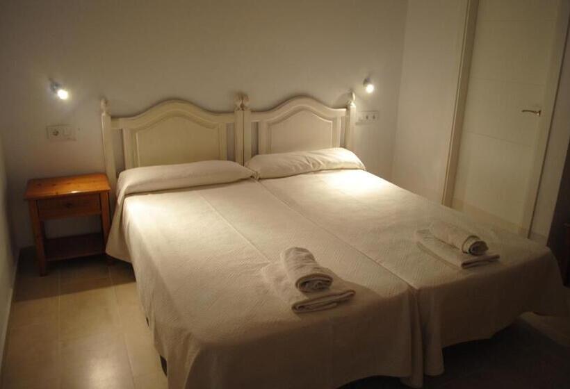Номер Стандарт Трехместный, Hostal Paris Ciutadella