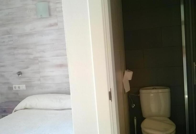 Одноместный Номер с Террасой, Hostal Paris Ciutadella