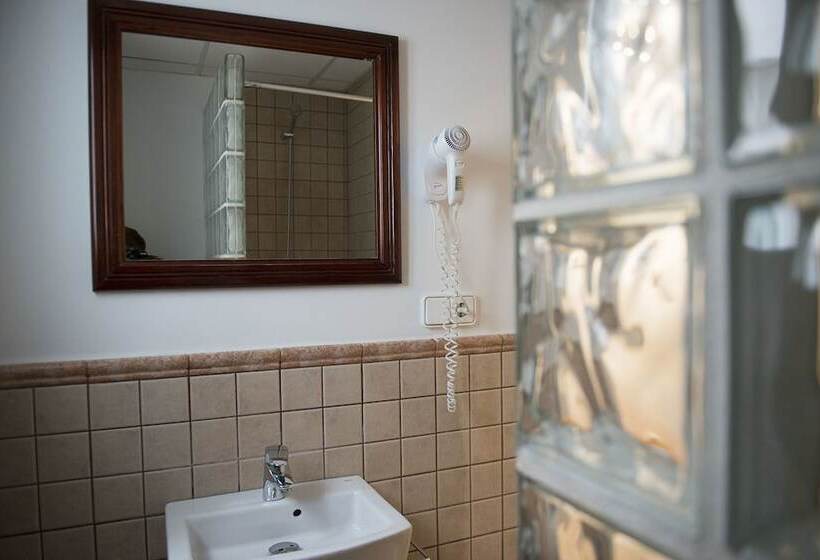 バスルーム共有のトリプルスタンダード, Hostal Ripoll Ibiza