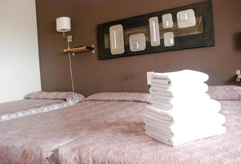 Номер Стандарт Трехместный, Hostal Delgado