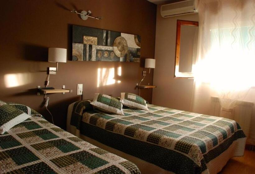Номер Стандарт Трехместный, Hostal Delgado