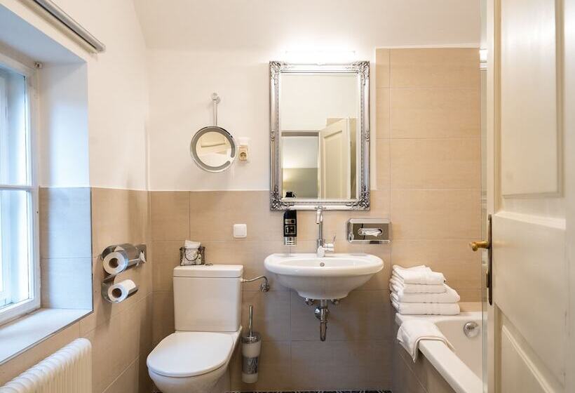 اتاق استاندارد, Der Schlosswirt Zu Anif   Biedermeierhotel Und Restaurant