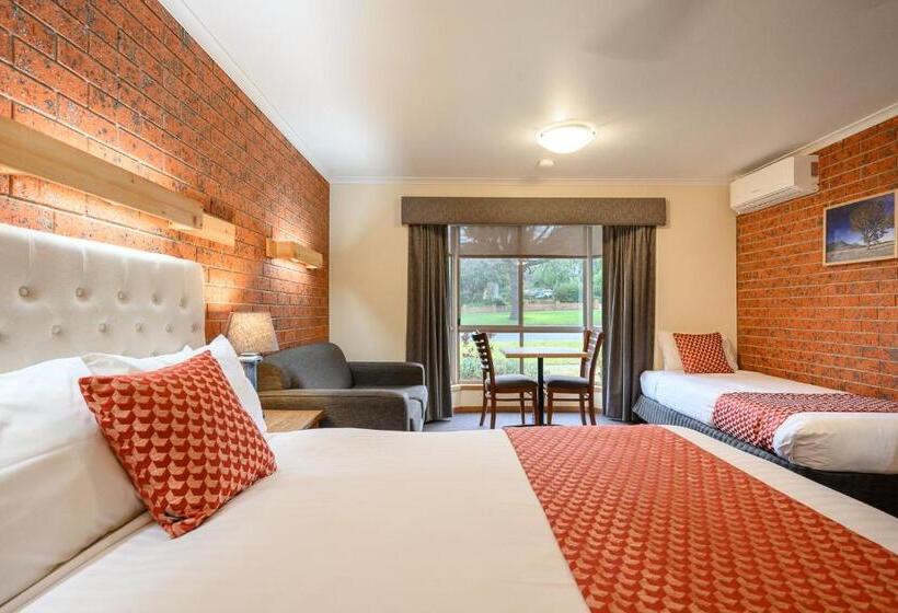 패밀리 룸, Aat 28 Goldsmith Motel