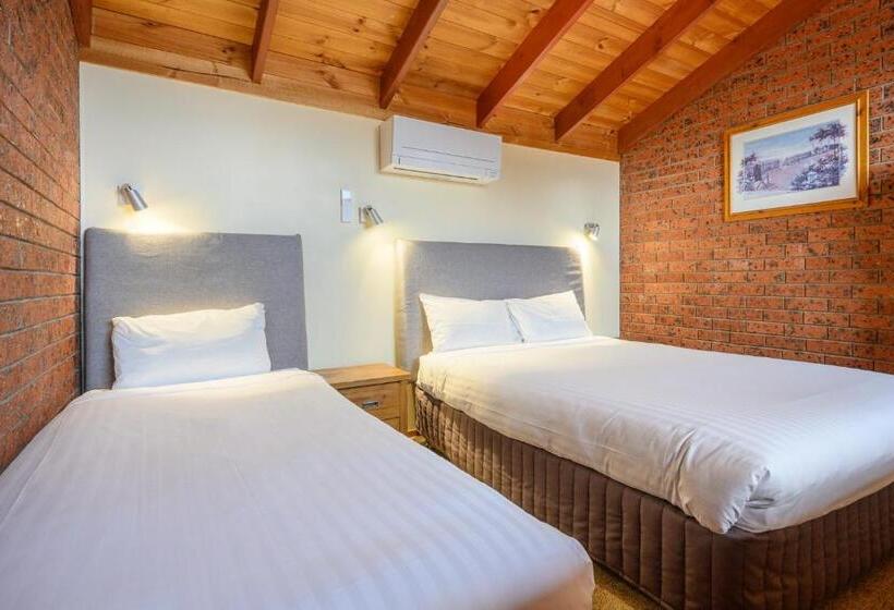Семейный Номер, Aat 28 Goldsmith Motel