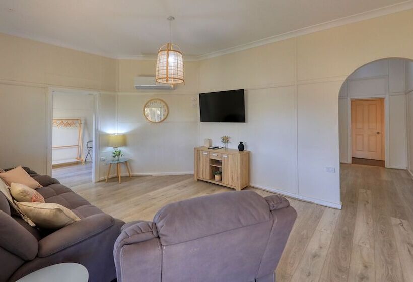 Дом 4 Спальни, Castlereagh Lodge Motel