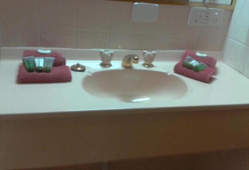سوئیت با وان آب گرم, Elsinor Motor Lodge