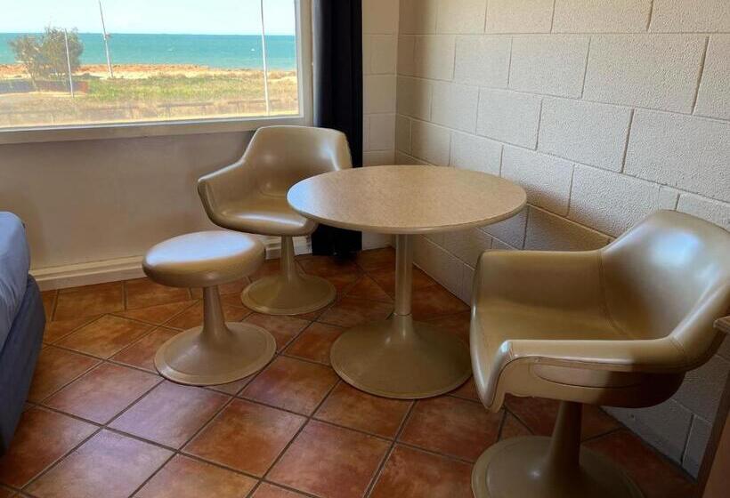 اتاق لوکس با چشم‌انداز دریا, Hospitality Port Hedland