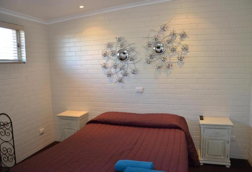 패밀리 스위트, Warwick Motor Inn