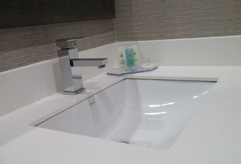 带2个双人床的标准工作室, Quality Inn