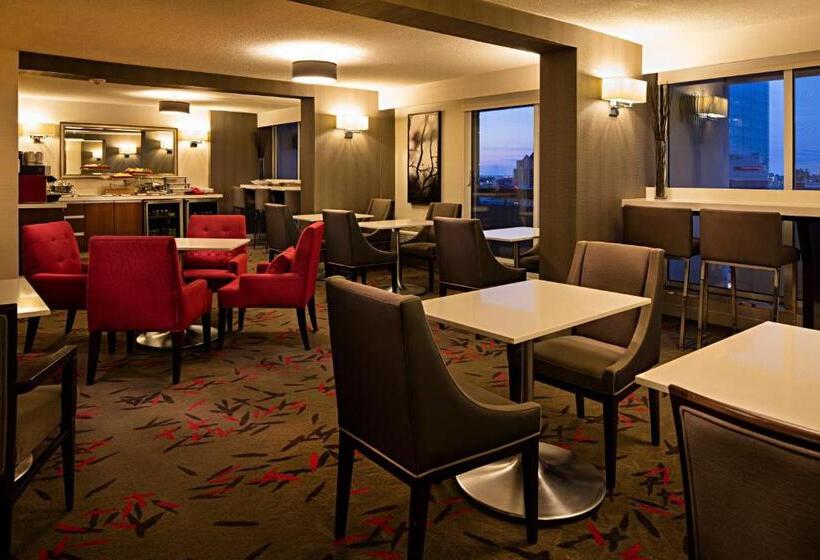 キングサイズベッドのスタンダードルーム, Delta Hotels By Marriott Winnipeg