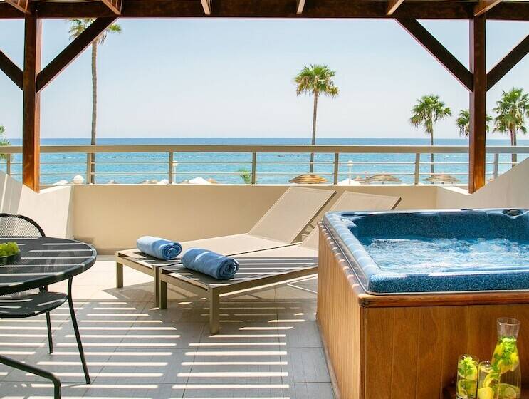 带海景的复工套房, Atlantica Miramare Beach